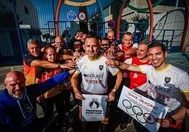 Varios corredores de la provincia dan su apoyo a Paco Calvo bajo los aros olímpicos del polideportivo de Churriana de la Vega.