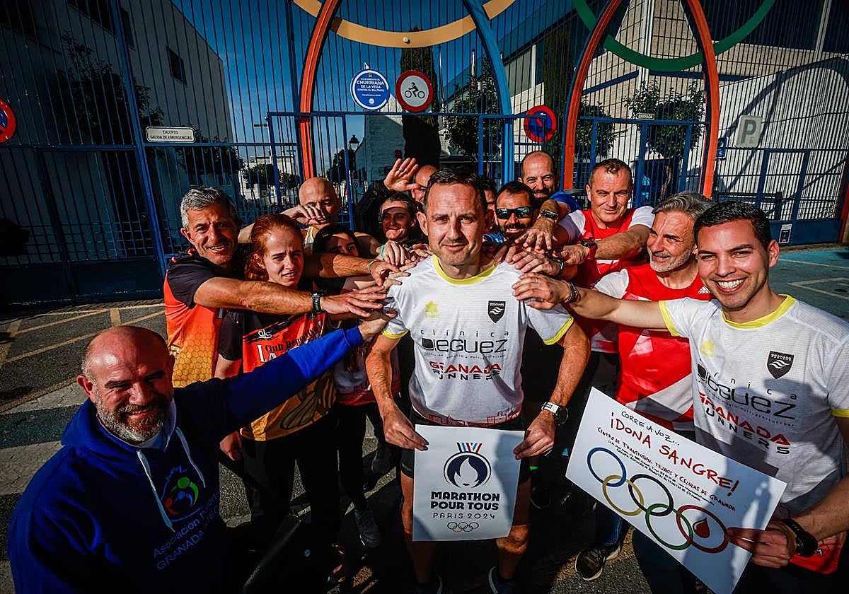Varios corredores de la provincia dan su apoyo a Paco Calvo bajo los aros olímpicos del polideportivo de Churriana de la Vega.