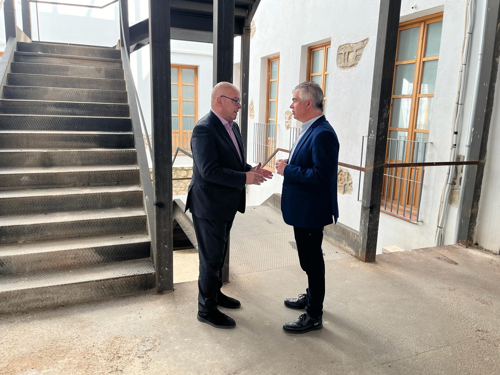 Manuel Fernández Palomino y Emilio Torres durante la visita al Ayuntamiento de Martos.