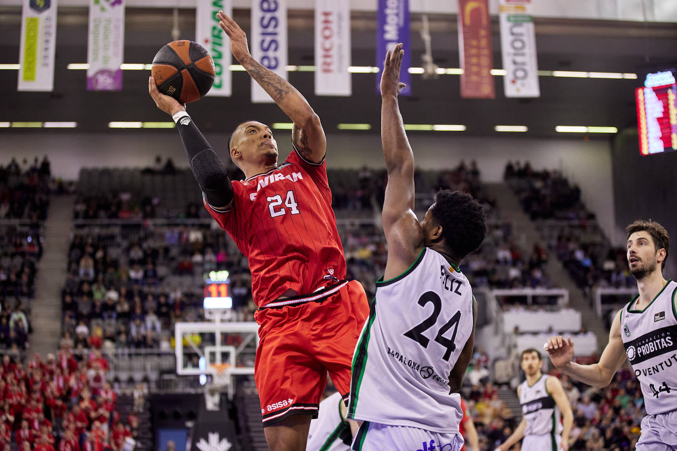 Wiley, a la izquierda, lanza a canasta frente a Feliz y Tomic en el partido contra el Joventut en el Palacio de los Deportes.