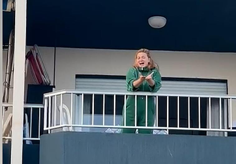 Sorprende a los vecinos de Almuñécar al cantar ópera desde un balcón
