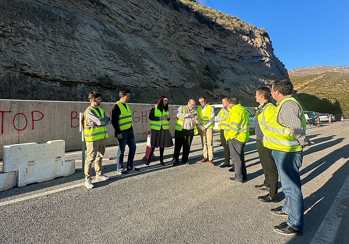 Representantes de las instituciones, tras la apertura del carril este miércoles.