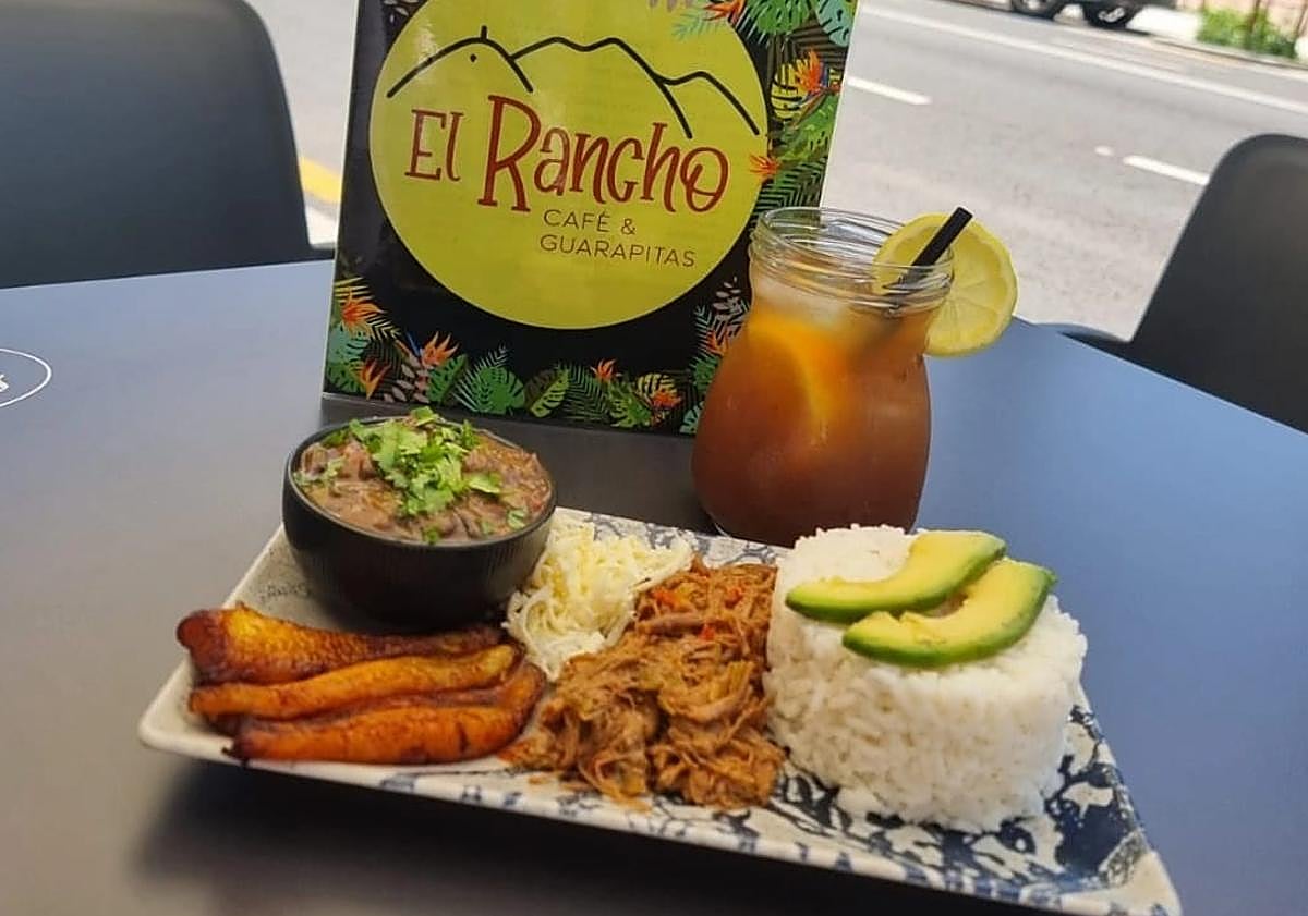 Imagen principal - Aluvión de clientes en un bar de Granada que promete su «cubalibre de verdad»