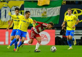 Óscar Melendo intenta mantener el equilibrio durante una conducción en Cádiz.