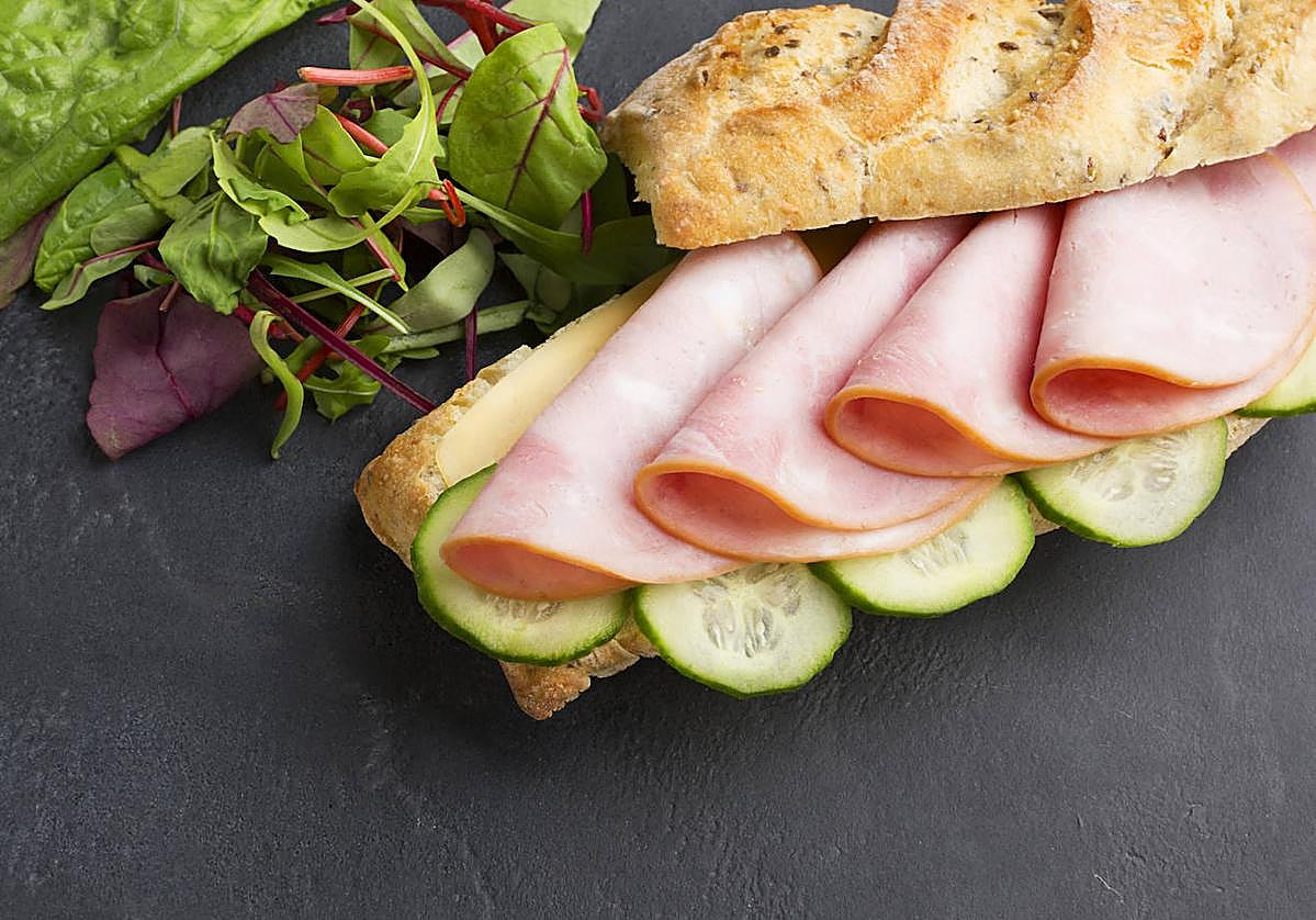 El pavo en lonchas a evitar al comprar en el supermercado, según la OCU