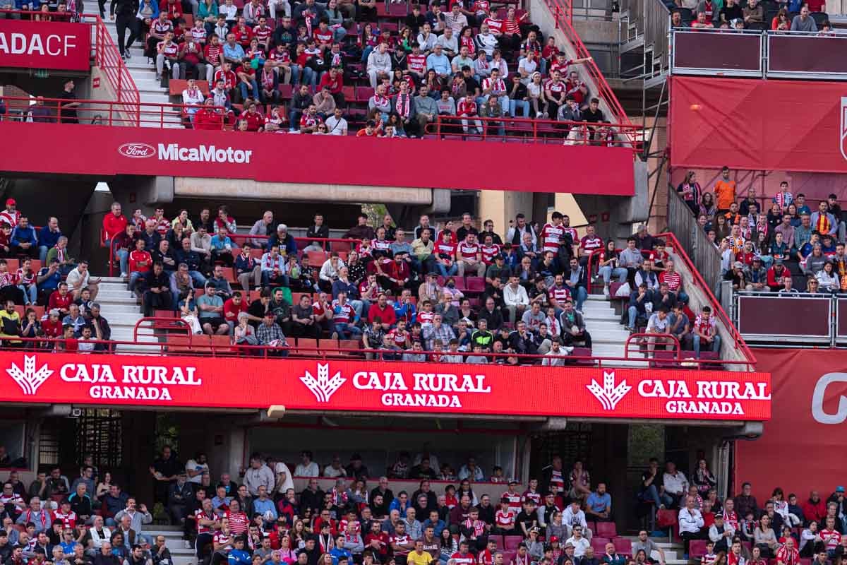 Encuéntrate en la grada en el partido entre Granada y Valencia