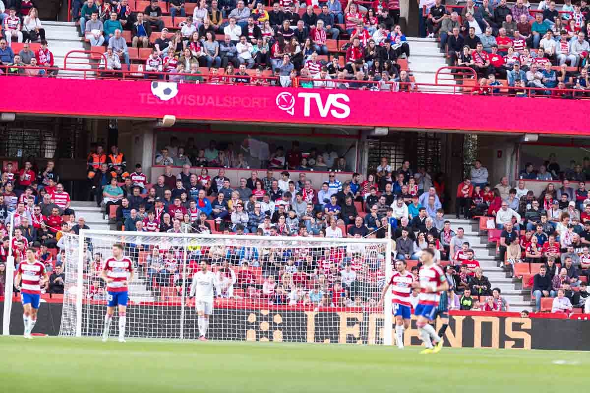 Encuéntrate en la grada en el partido entre Granada y Valencia