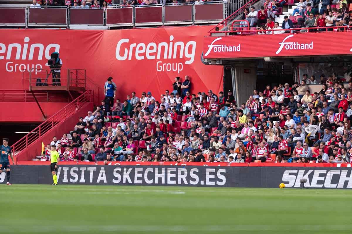 Encuéntrate en la grada en el partido entre Granada y Valencia