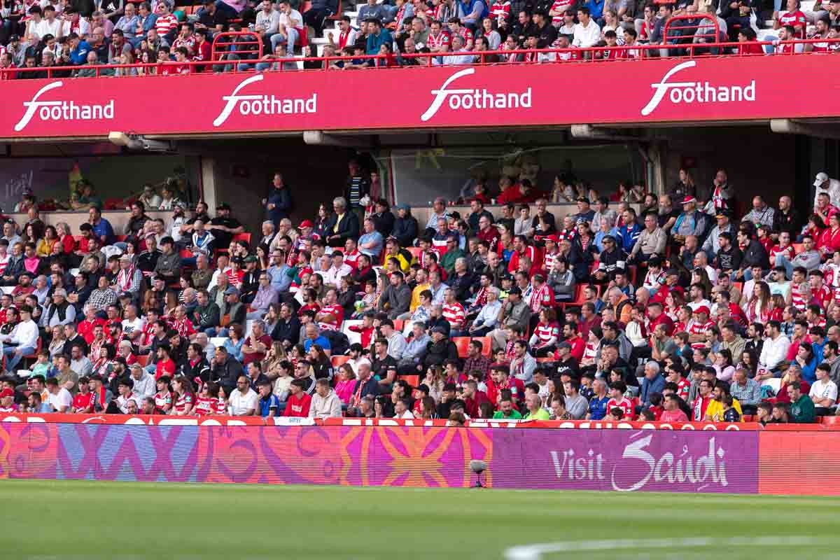 Encuéntrate en la grada en el partido entre Granada y Valencia