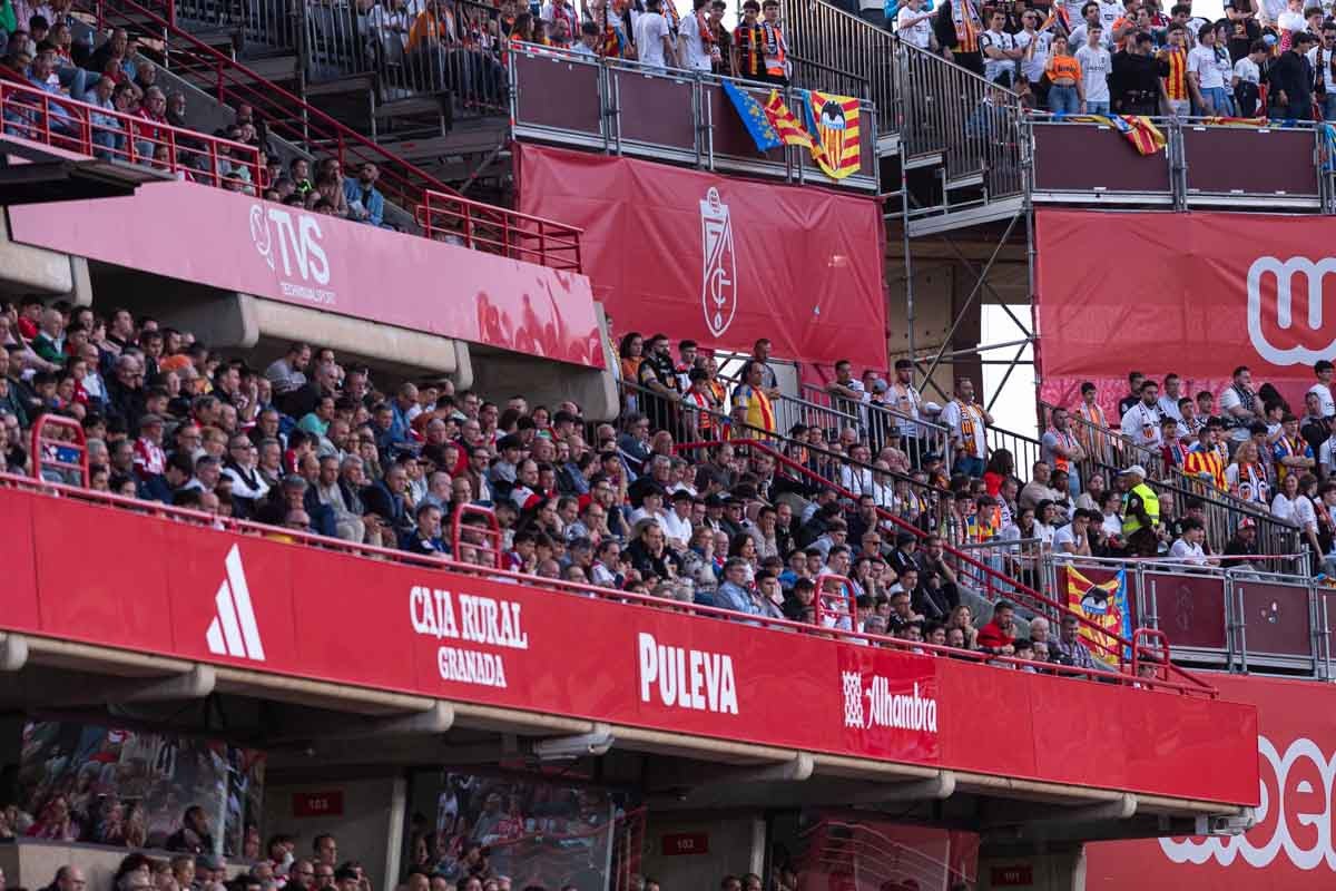 Encuéntrate en la grada en el partido entre Granada y Valencia