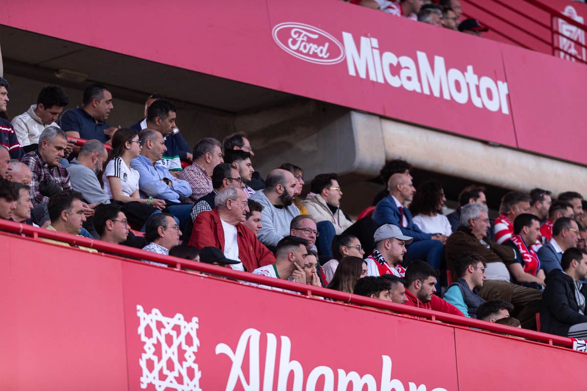 Encuéntrate en la grada en el partido entre Granada y Valencia