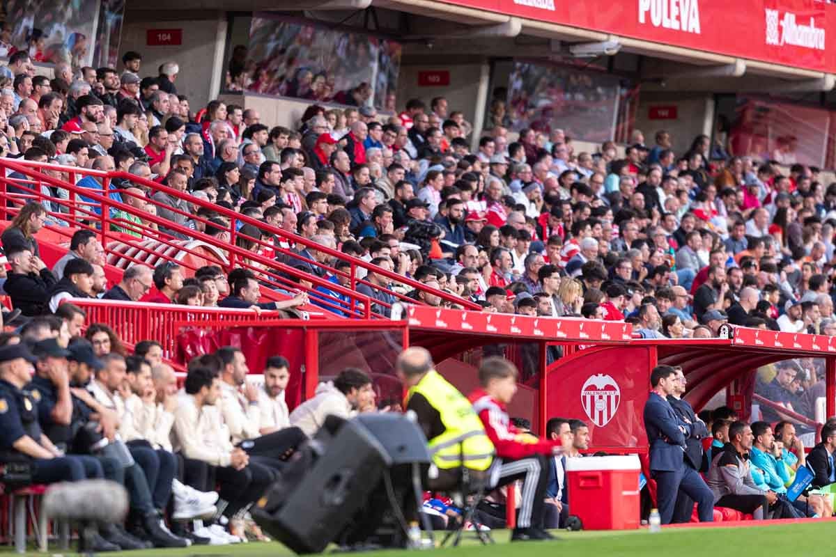 Encuéntrate en la grada en el partido entre Granada y Valencia