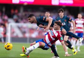 Boyé, en una disputa del partido.