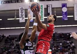 Kwan Cheatham supera a Cook en busca del enceste.