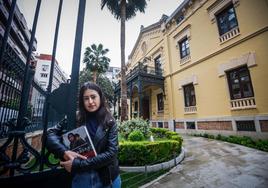 Laura Andreu, en el exterior del Palacio de los Patos, uno de los escenarios de su novela.