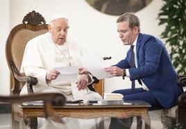 El Papa Francisco y el granadino Javier Martínez Brocal, repasando las notas para confeccionar el libro.