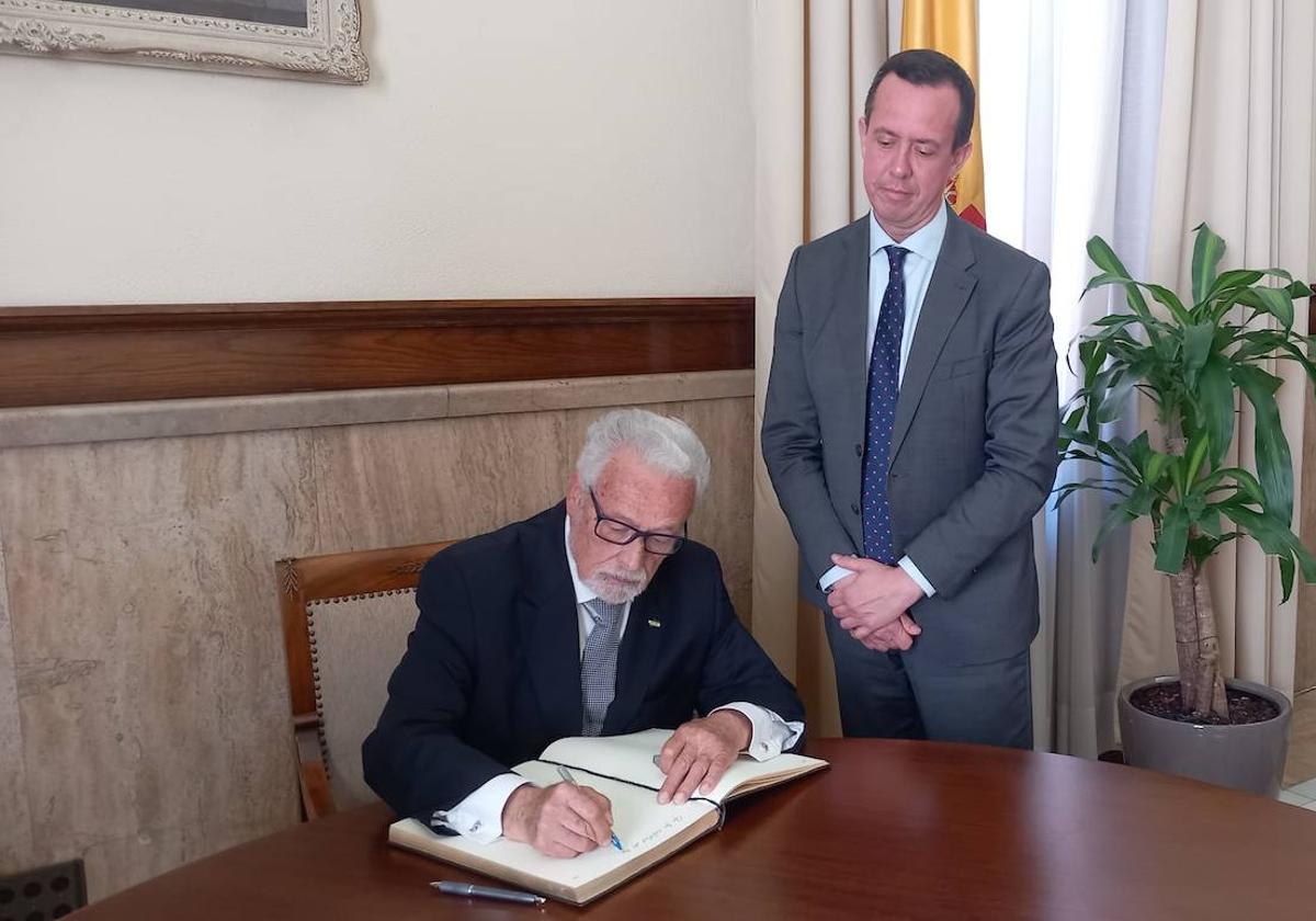 Jesús Maeztu, Defensor del Pueblo andaluz junto al subdelegado en Almería.