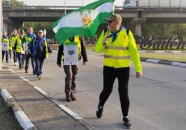 Participantes linarenses en la marcha que les llevará hasta la capital, a su salida de Bailén.