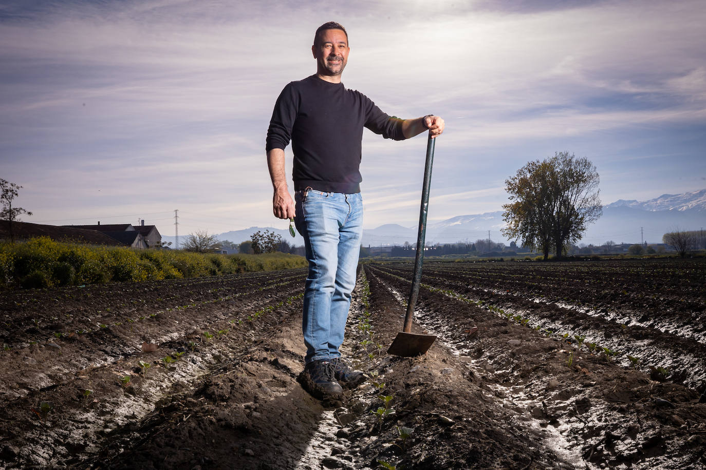 El director técnico y de producción de Frutas Alhambra, Miguel Ángel Moya, en una finca regada por la lluvia.