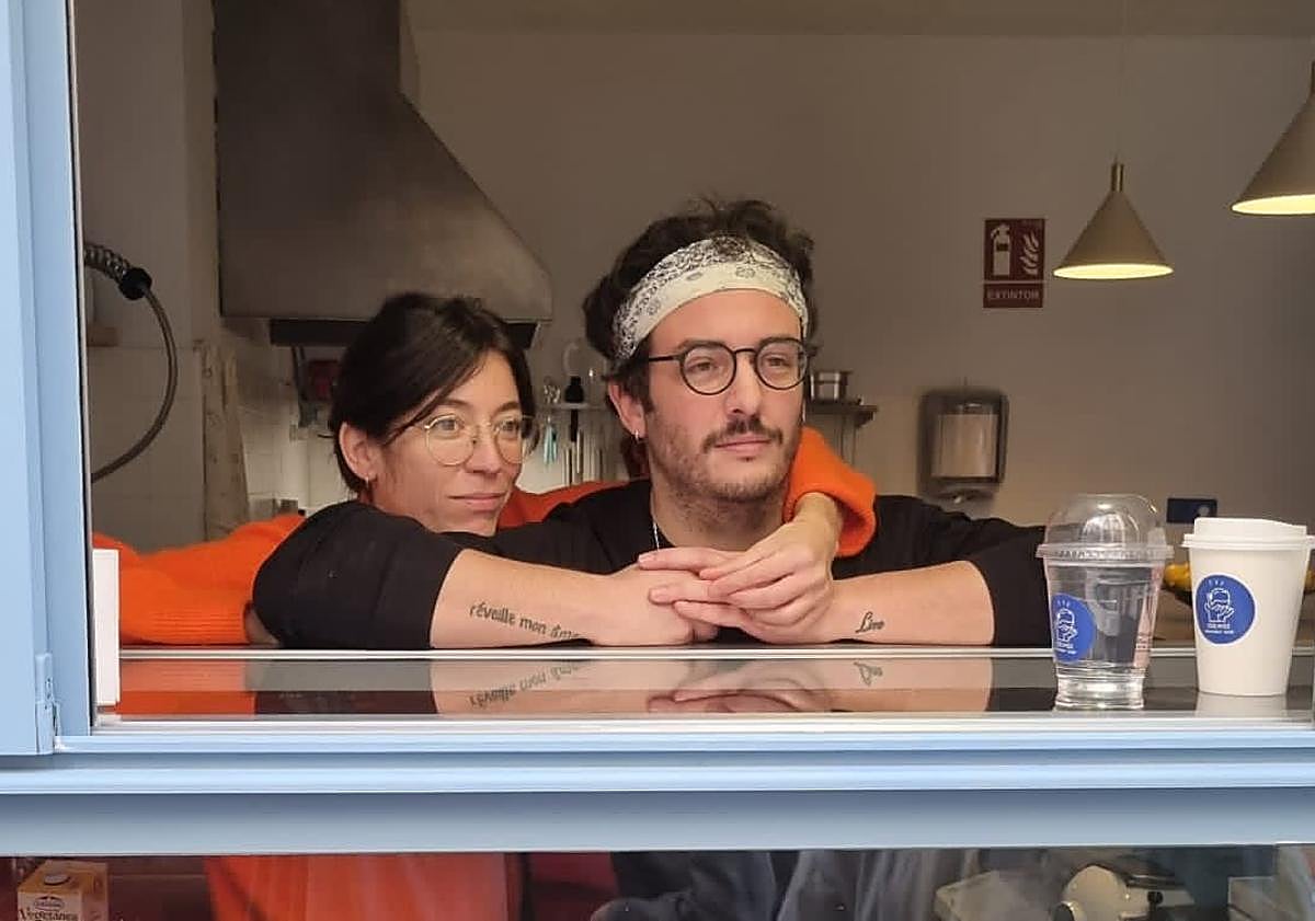 Imagen principal - La pequeña tienda de Granada que arrasa con sus dónuts «de verdad»