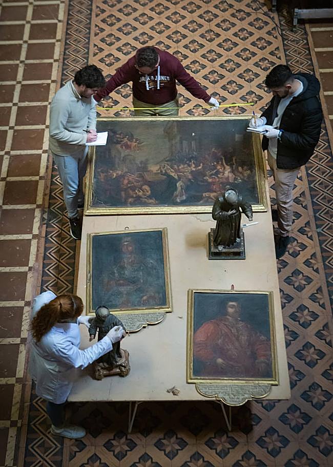 El equipo, en plena faena.