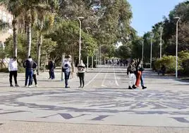 Estudiantes en el pasillo central del Campus de la Universidad de Almería.