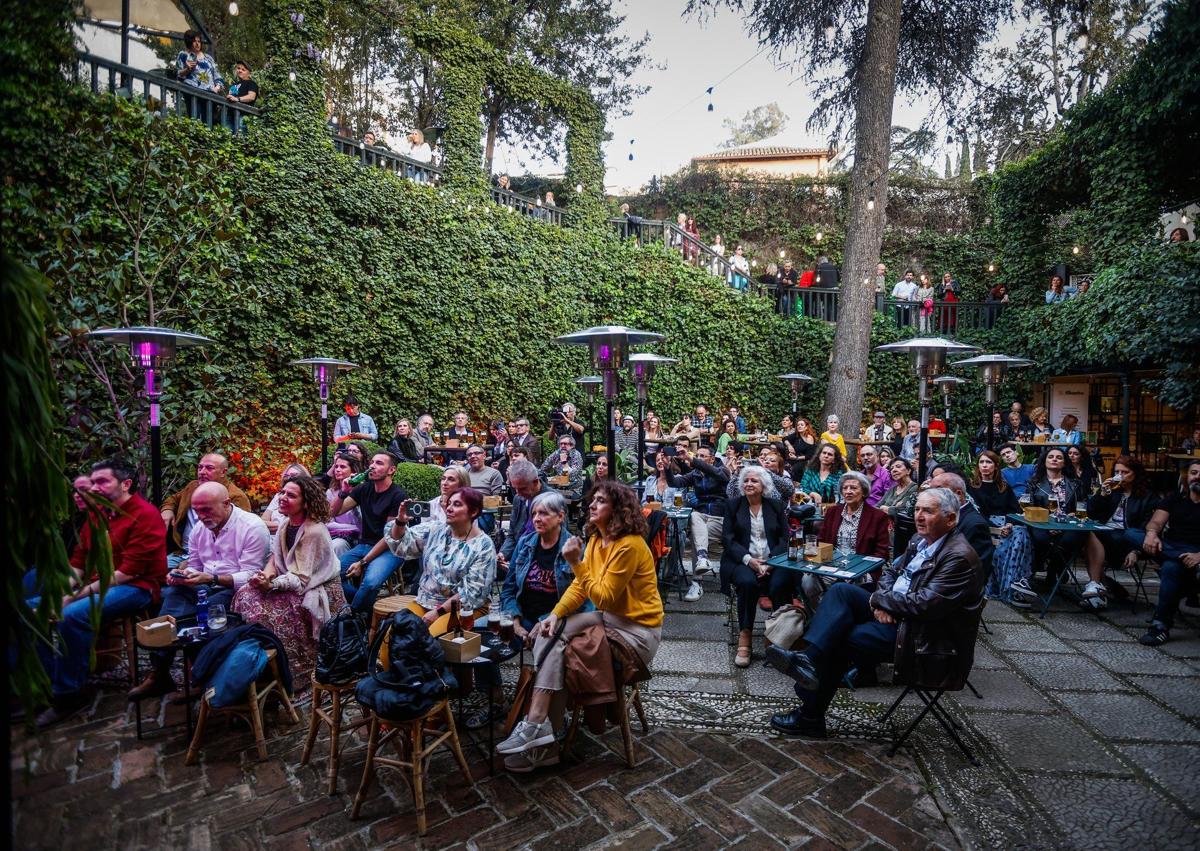 Imagen secundaria 1 - Momentos del concierto de Zenet, en Jardín Alhambra. 