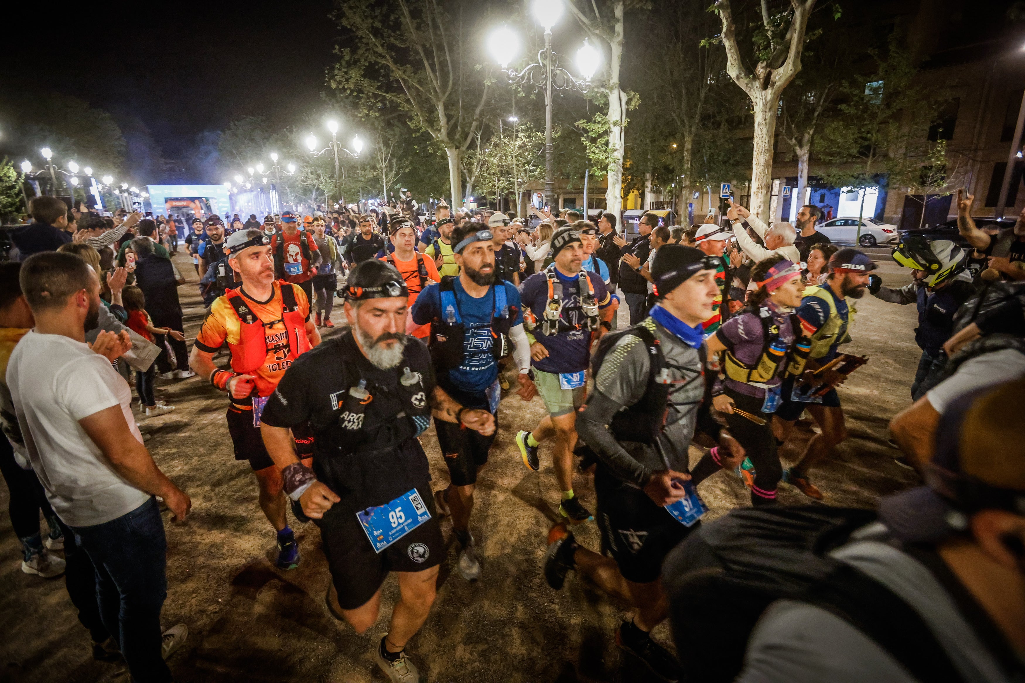 1.500 atletas toman la salida de la Ultra Sierra Nevada desde el Paseo del Salón.