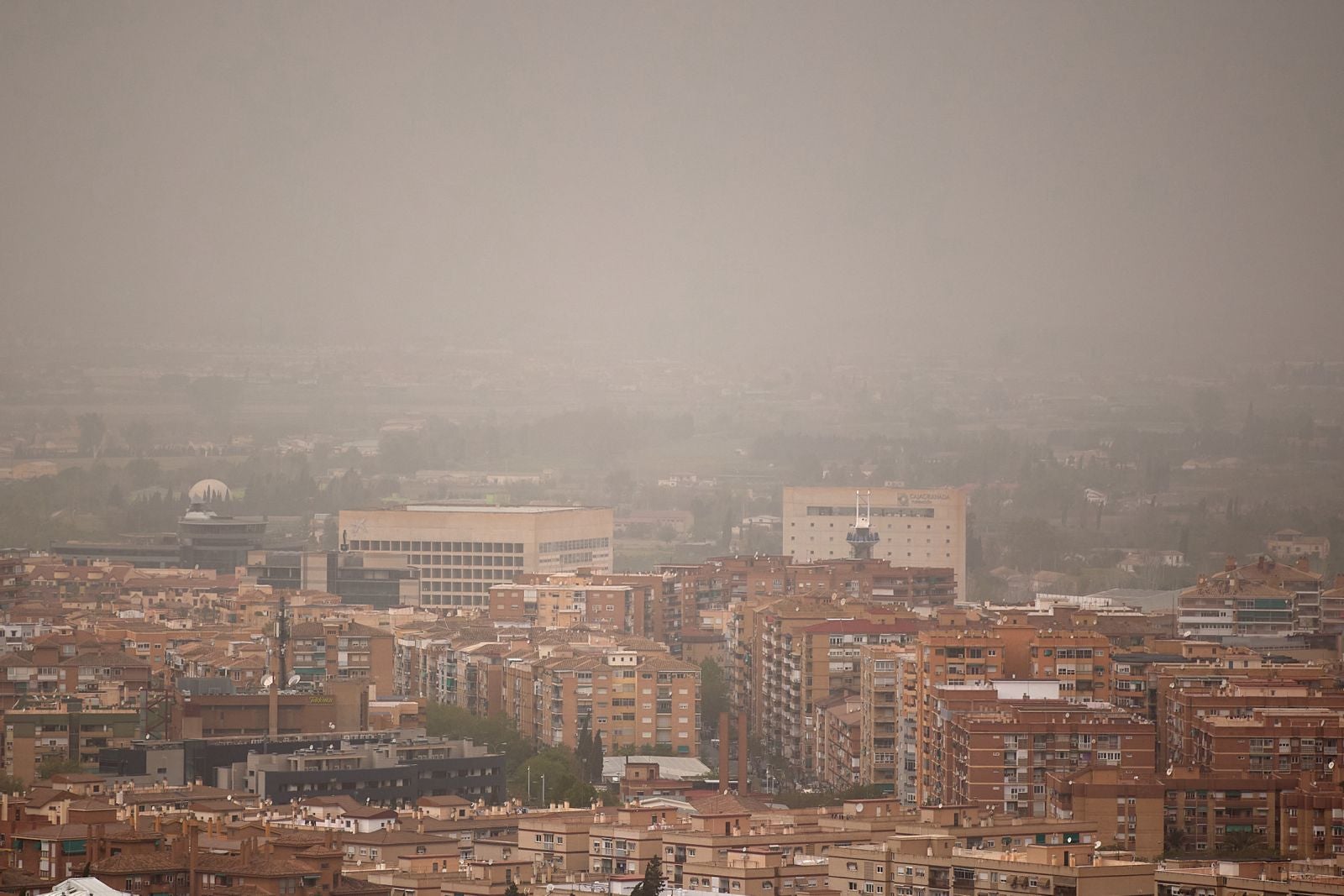 Las imágenes de la calima invadiendo Granada
