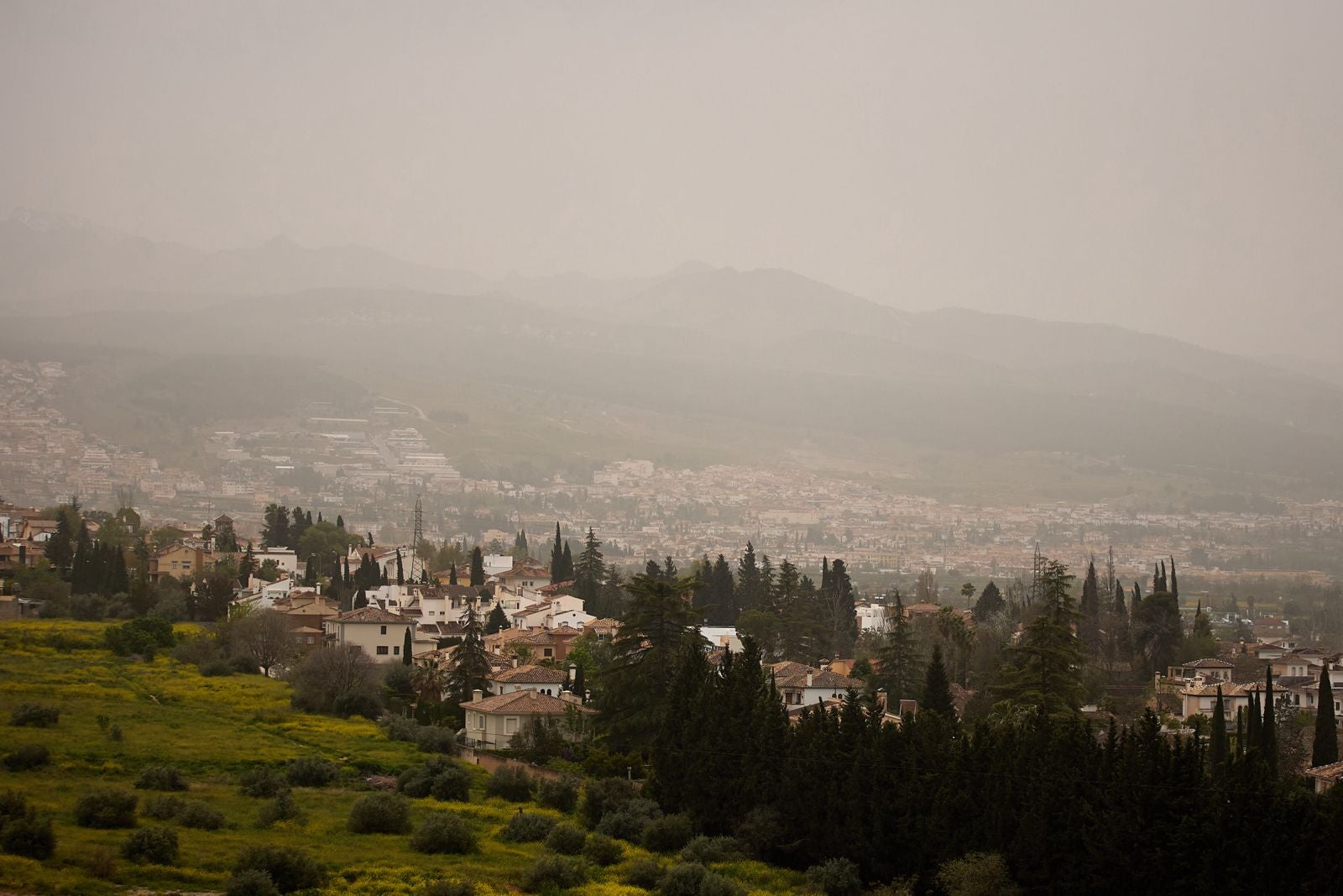 Las imágenes de la calima invadiendo Granada