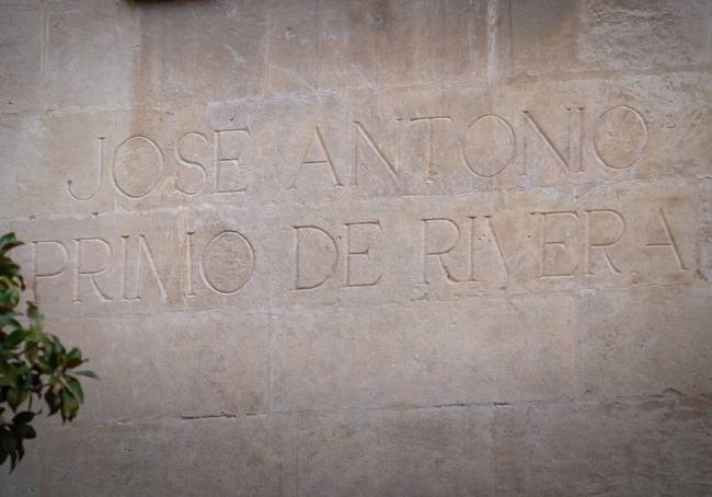 Inscripción de José Antonio Primo de Rivera en la fachada del Sagrario de la Catedral.