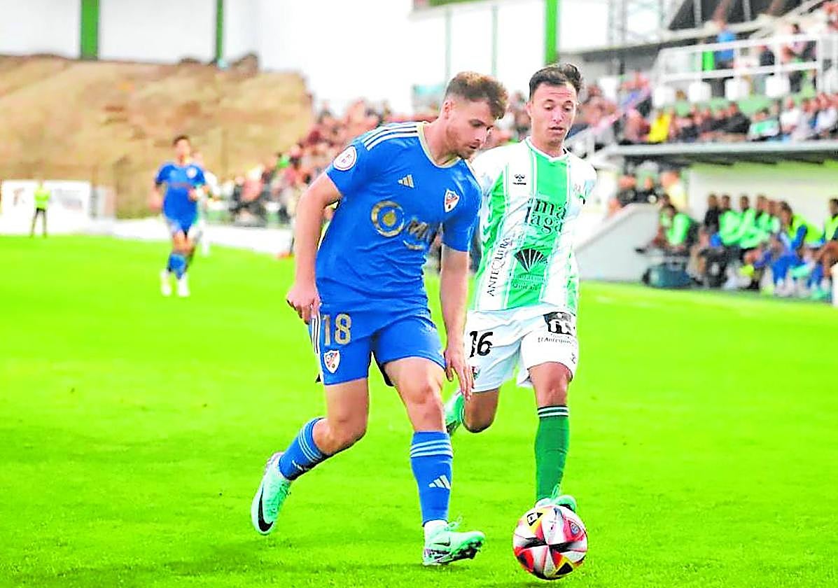 El Antequera superó a los azulillos en la primera vuelta por 2-0 en El Maulí.