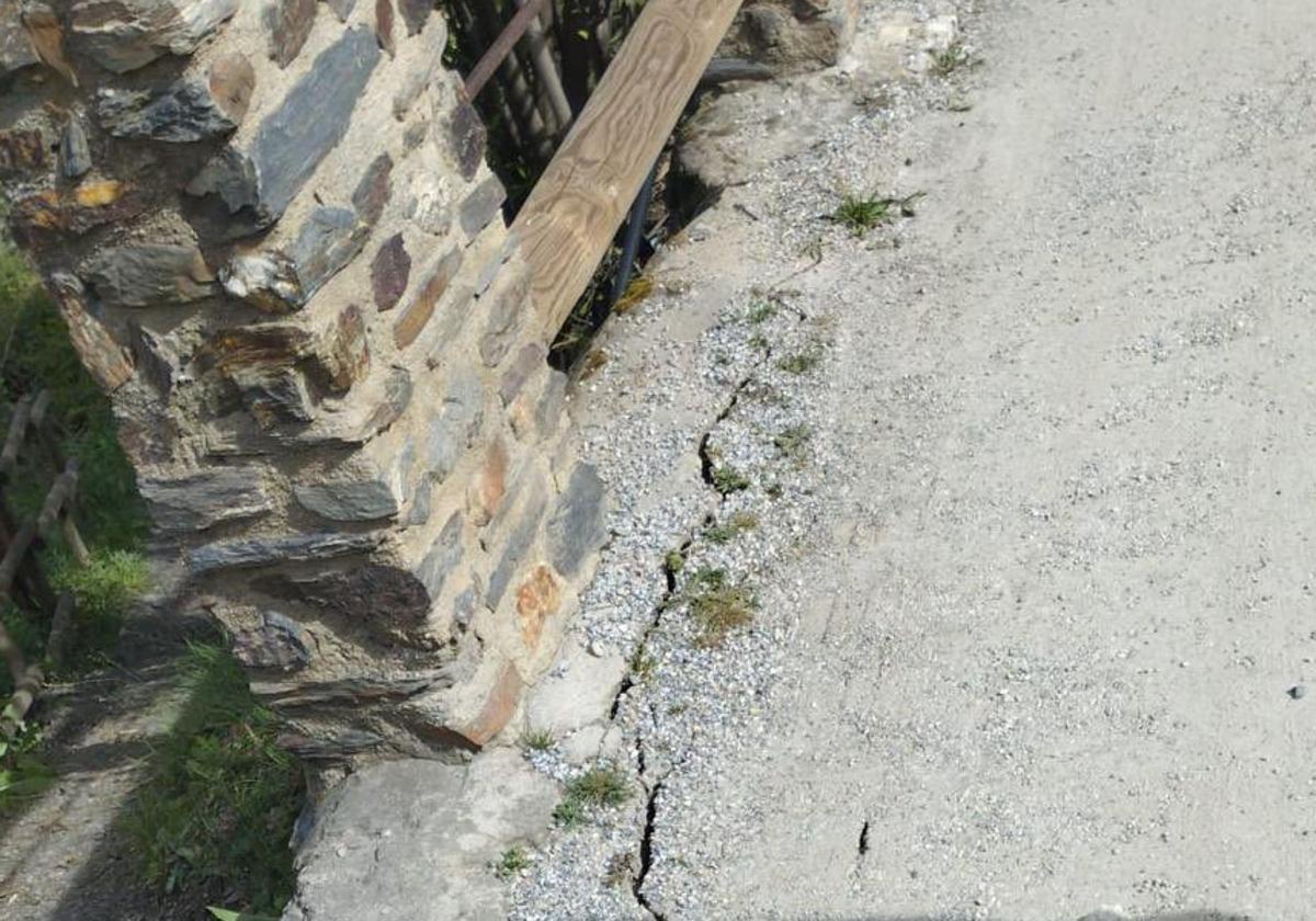 Una de las grietas en el puente que cruza el río Maitena en Güéjar Sierra.