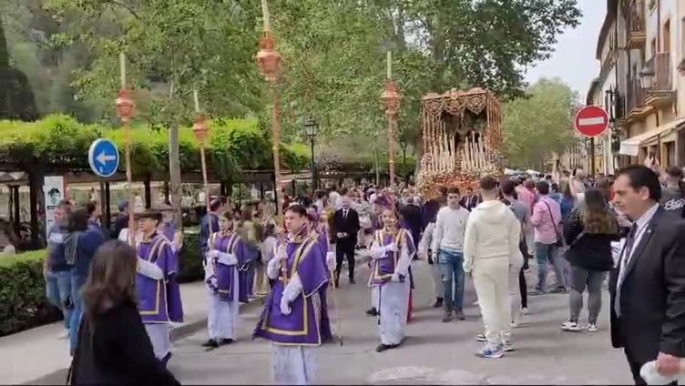 El paso del Cristo de los Gitanos a los pies de la Alhambra