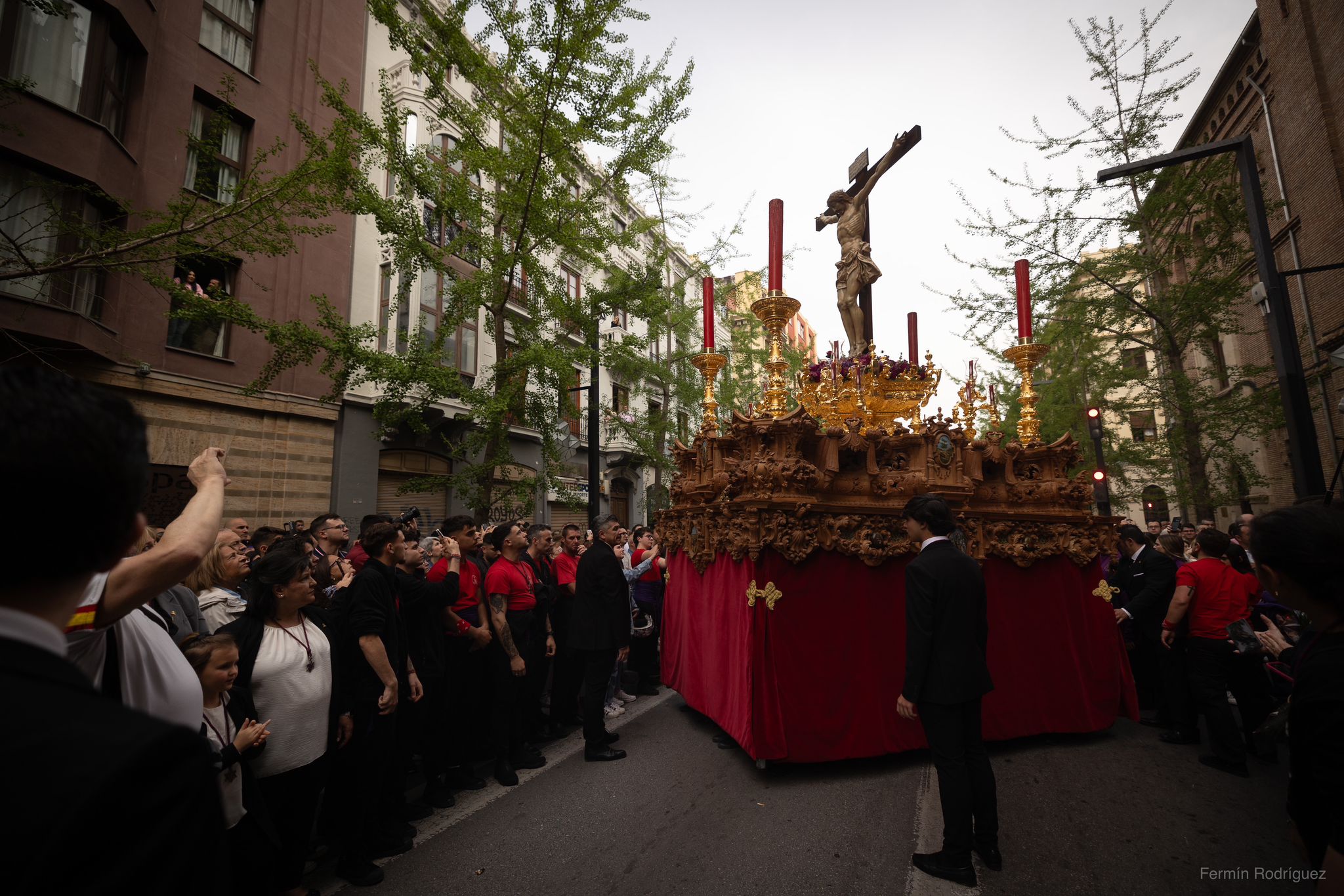 Las imágenes del espectacular traslado del Cristo de los Gitanos en Granada