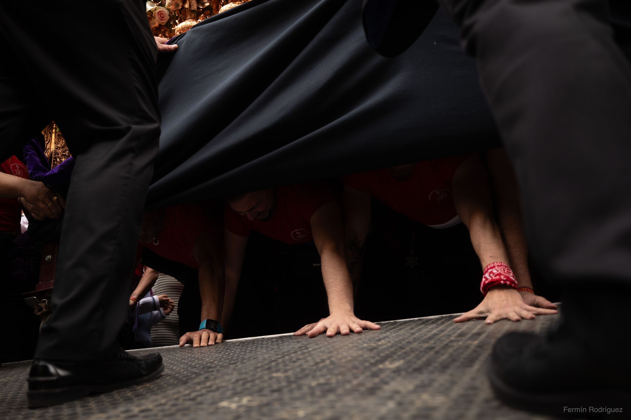 Las imágenes del espectacular traslado del Cristo de los Gitanos en Granada