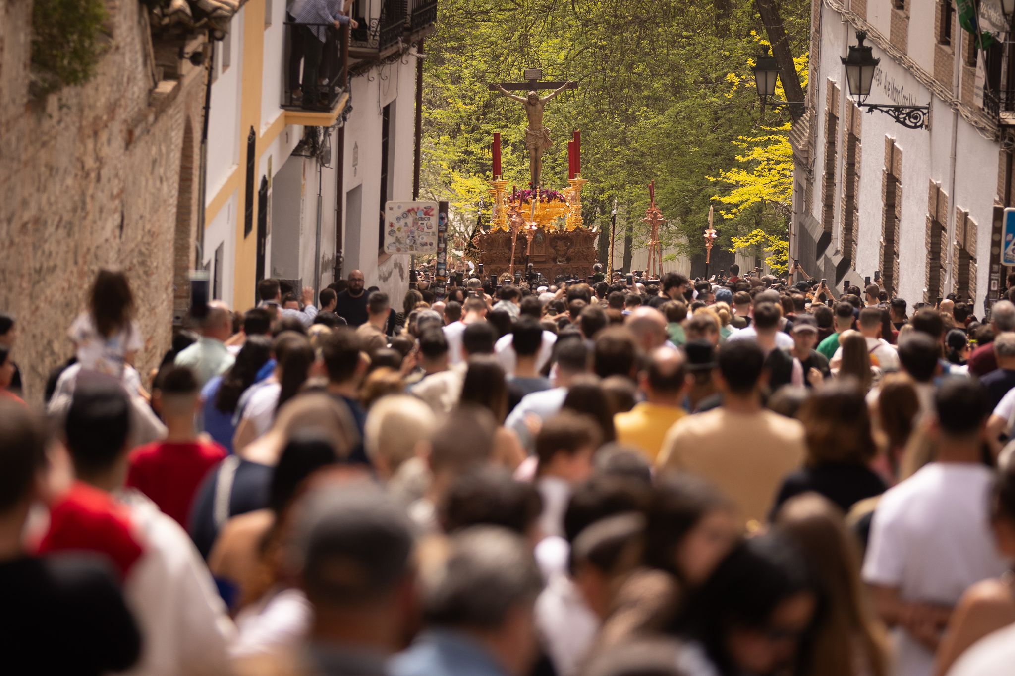 Las imágenes del espectacular traslado del Cristo de los Gitanos en Granada