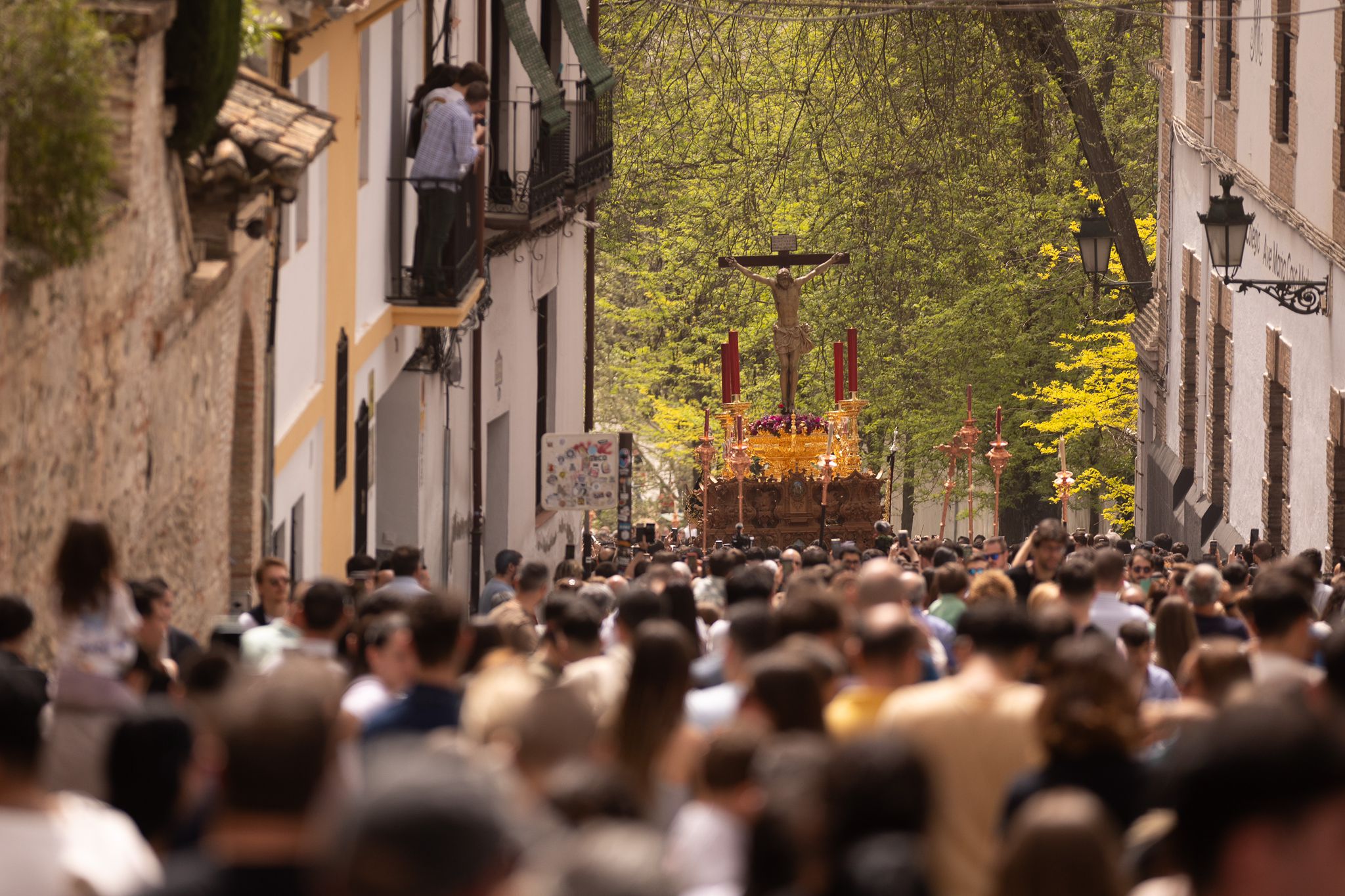 Las imágenes del espectacular traslado del Cristo de los Gitanos en Granada