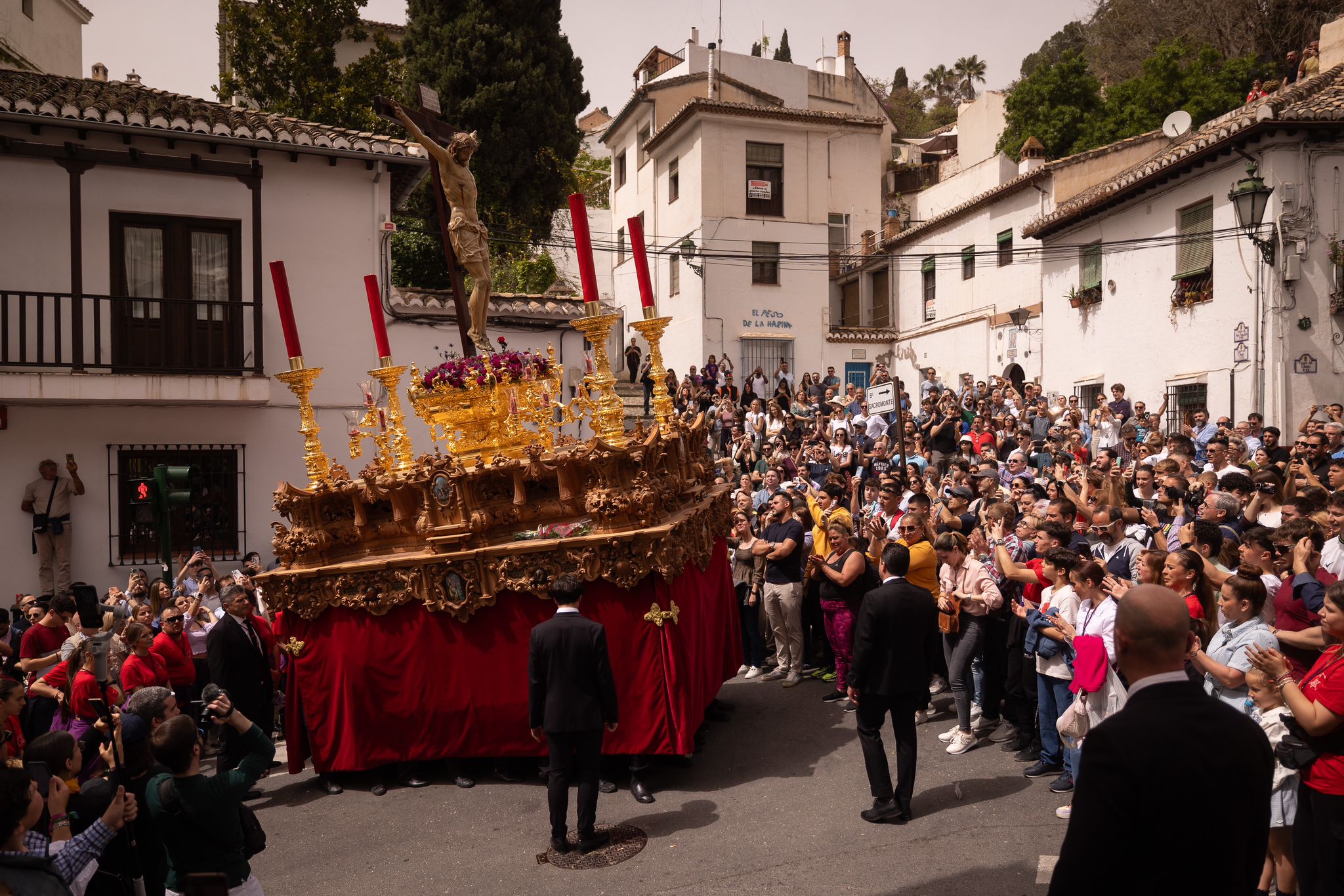 Las imágenes del espectacular traslado del Cristo de los Gitanos en Granada