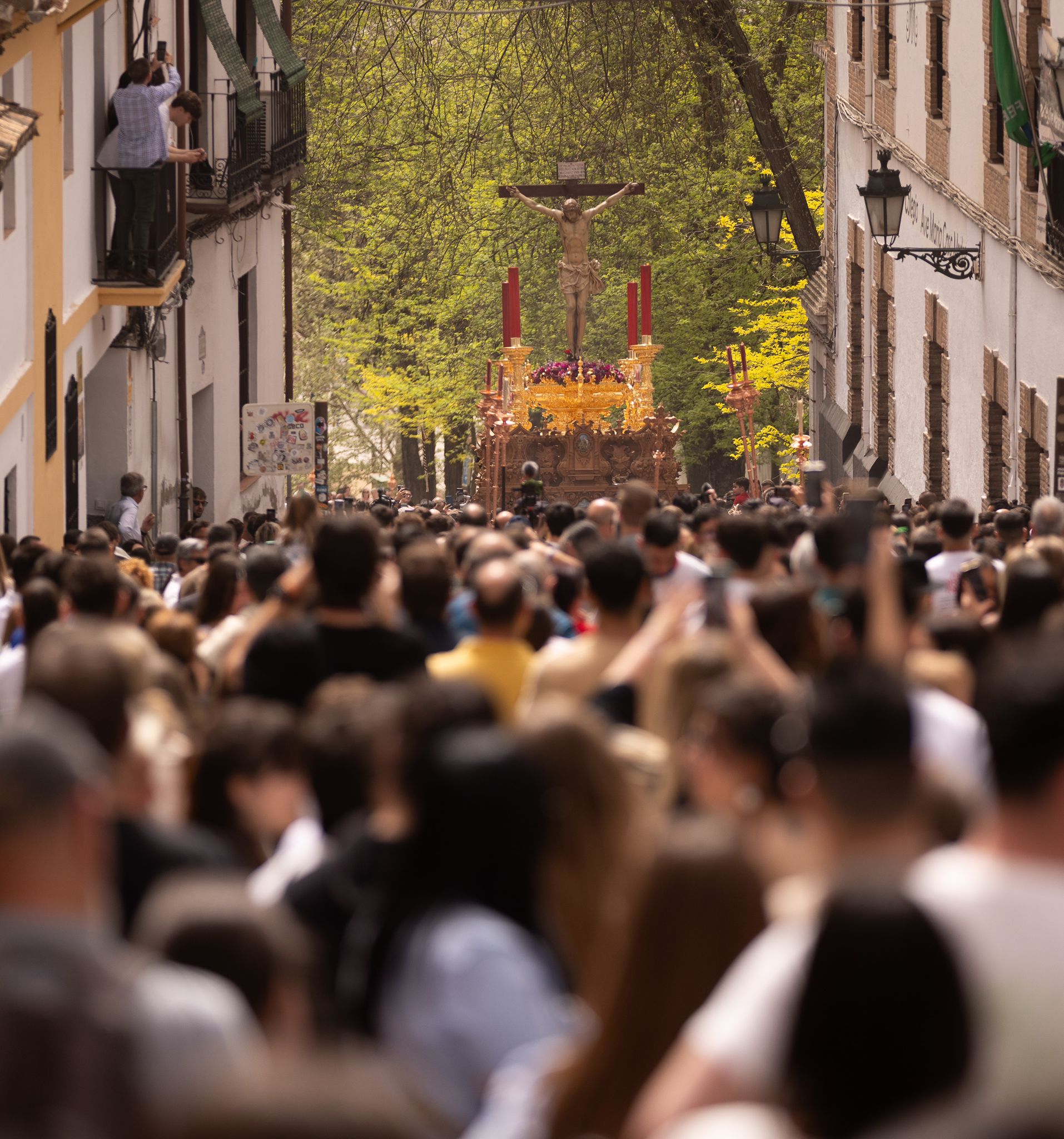 Las imágenes del espectacular traslado del Cristo de los Gitanos en Granada