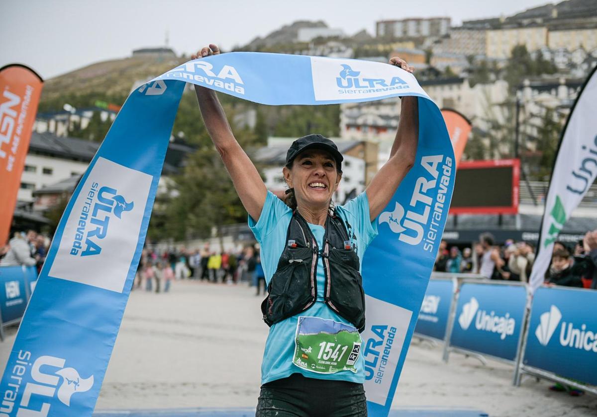 Elena Cambil, campeona de la Media en la Ultra de Sierra Nevada.