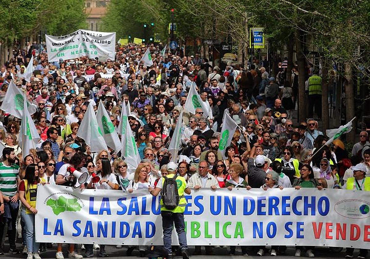 Granada celebra el día Mundial de la Salud con una manifestación multitudinaria en defensa de la Sanidad Pública que transcurre por la Gran Via .