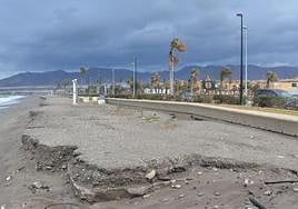 Las playas de Almería se salvan del ataque de la borrasca Nelson, salvo Balerma y Guainos