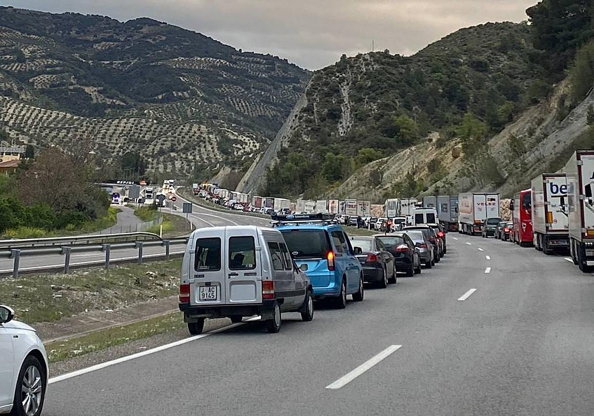 Vehículos parados en la A-44 en sentido Granada por el accidente.