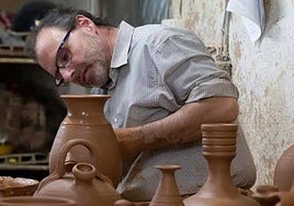 Cristóbal Arance modelando piezas.