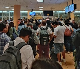 Momentos de aglomeración por la cancelación del vuelo en Perú.