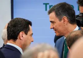 El presidente del Gobierno, Pedro Sánchez (d), y el presidente de la Junta de Andalucía, Juanma Moreno (i), durante el acto de inicio de las obras en tramo urbano de la nueva línea de metro de Sevilla.