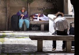 Personas sin hogar junto al Monasterio de San Jerónimo.
