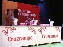 Uno de los participantes en el concursos detiraje de cerveza.