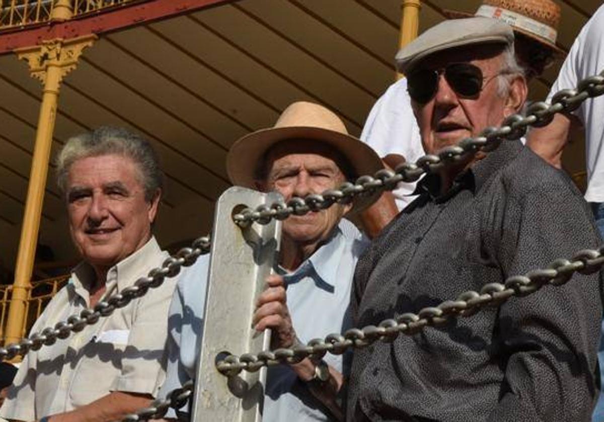 Fernando Díaz, en el centro, entre Rafael Morales y Antonio Molina.